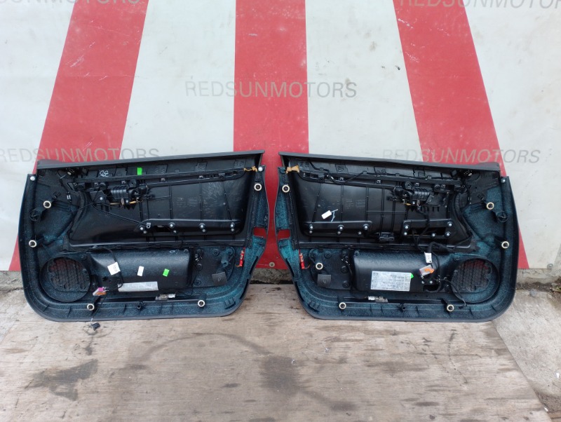 Дверные карты обшивка дверей на Audi A4 B7 / Ауди А4 Б7 2005-2007г.\nОригинал.\nВ отличном состоянии. Без дефектов.\nКонтрактная запчасть из Японии. \nС право-рульной машины.\nГарантия на установку и проверку.\nОтправим в регионы ТК.\nНа этот автомобиль е