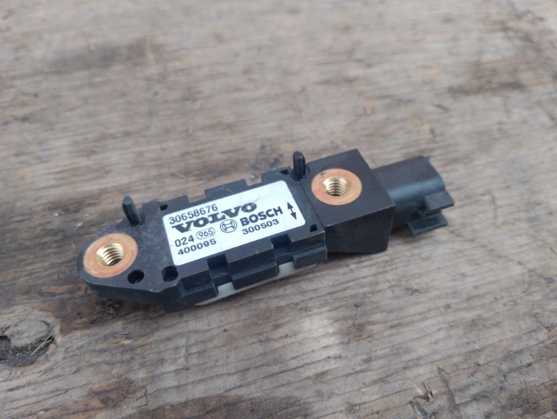 Датчик AIR BAG на Volvo XC90 I / Вольво ХС90 2000-2015г.\nОригинал.\nВ отличном состоянии. Без дефектов.\nГарантия на установку и проверку.\nКонтрактная запчасть из Японии. \nОтправим в регионы ТК.\nНа этот автомобиль есть и другие запчасти.