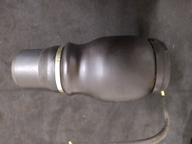 Воздушные подушки пневмобаллоны задние на Mercedes Benz Vito W638 / Мерседес Вито 638 1996-2003г.\nОригинал. \nКонтрактная запчасть из Японии, пробег 36000 км.\nВ отличном состоянии. Без дефектов.\nГарантия на установку и проверку.\nПродаются комплектом 2
