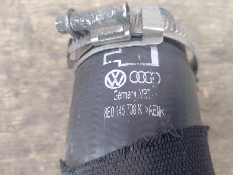 Патрубок интеркулера на Audi A4 B7 / Ауди А4 Б7 2005-2007г.\nОригинал.\nВ отличном состоянии. Без дефектов.\nГарантия на установку и проверку.\nКонтрактная запчасть из Японии. \nОтправим в регионы ТК.\nНа этот автомобиль есть и другие запчасти.