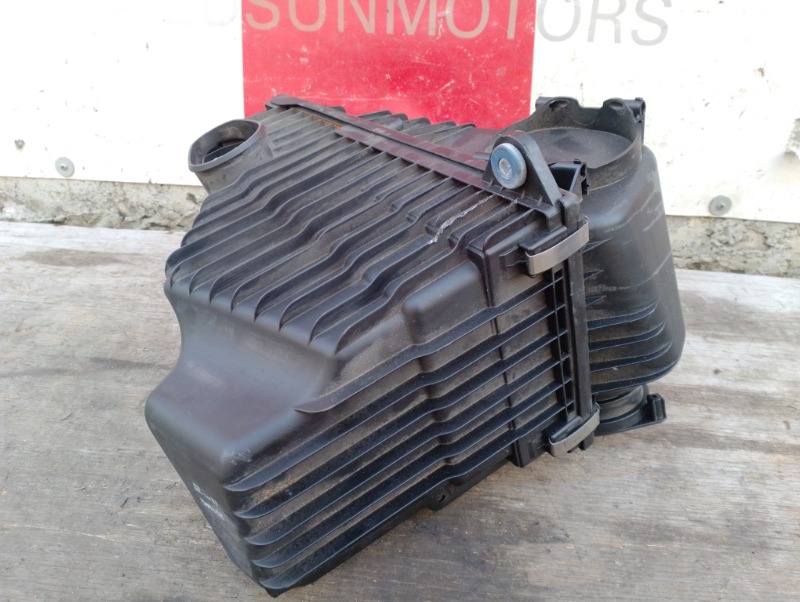 Корпус воздушного фильтра на Audi Q7 4L / Ауди Q7 4Л 2006-2012г.\nОригинал.\nВ отличном состоянии. Без дефектов и повреждений.\nГарантия на установку и проверку.\nКонтрактная запчасть из Японии. \nОтправим в регионы ТК.\nНа этот автомобиль есть и другие з