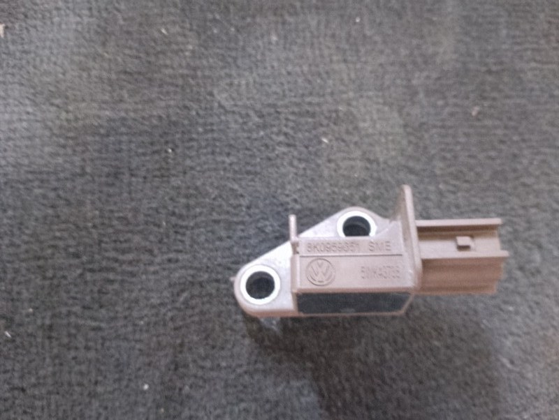 Датчик AIR BAG на Audi A4 B8 / Ауди А4 Б8 2007-2015г.\nОригинал.\nВ отличном состоянии. Без дефектов.\nГарантия на установку и проверку.\nКонтрактная запчасть из Японии. \nОтправим в регионы ТК.\nНа этот автомобиль есть и другие запчасти.