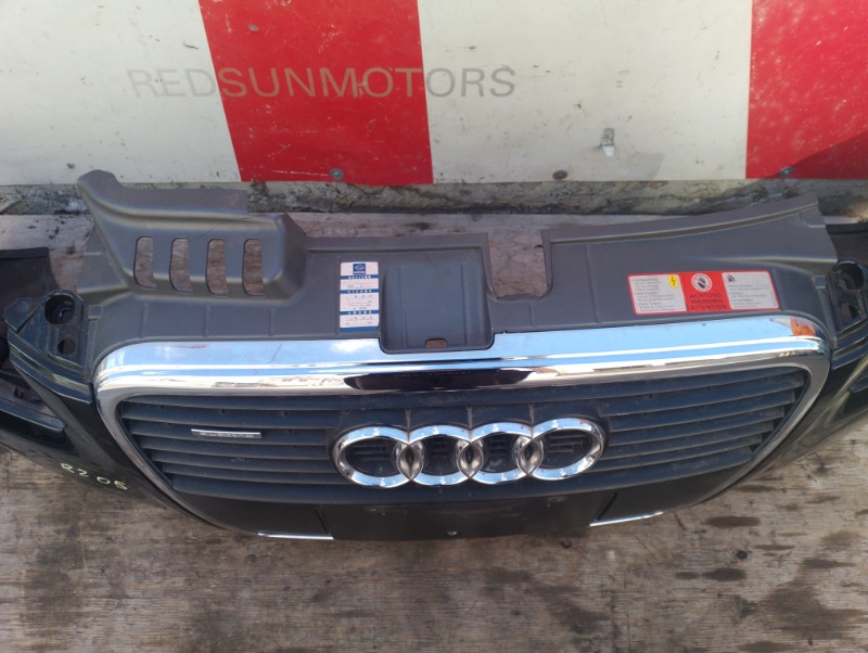 Бампер передний на Audi A4 B7 / Ауди А4 Б7 2005-2007г.\nВ сборе с противо-туманными фарами и решеткой радиатора.\nОригинал. Заводская краска, цвет кузова: черный L8.\nКонтрактная запчасть из Японии. \nВ отличном состоянии. \nЕсть небольшие дефекты лако-кр