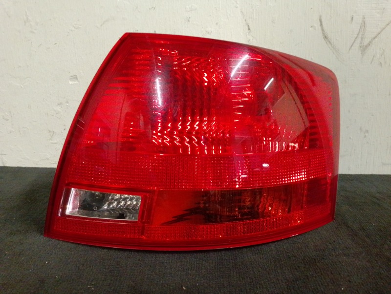 Фонарь задний наружный правый на Audi A4 B7 / Ауди А4 Б7 2005-2007г универсал.\nОригинал.\nВ отличном состоянии. Без дефектов.\nГарантия на установку и проверку.\nКонтрактная запчасть из Японии. \nОтправим в регионы ТК.\nНа этот автомобиль есть и другие з