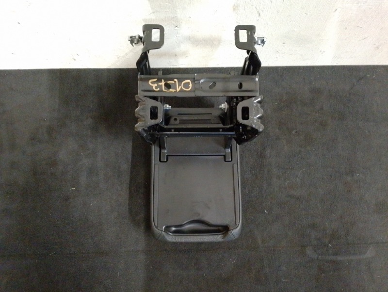 Подлокотник на Audi A5 8T / Ауди А5 8T 2007-2011г\nОригинал.\nВ отличном состоянии. Без дефектов.\nГарантия на установку и проверку.\nКонтрактная запчасть из Японии. \nОтправим в регионы ТК.\nНа этот автомобиль есть и другие запчасти.