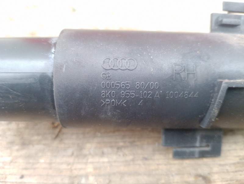 Форсунка омывателя фары правой на Audi A4 B8 / Ауди А4 Б8 2007-2015г.\nОригинал.\nВ отличном состоянии. Без дефектов.\nГарантия на установку и проверку.\nКонтрактная запчасть из Японии. \nОтправим в регионы ТК.\nНа этот автомобиль есть и другие запчасти.