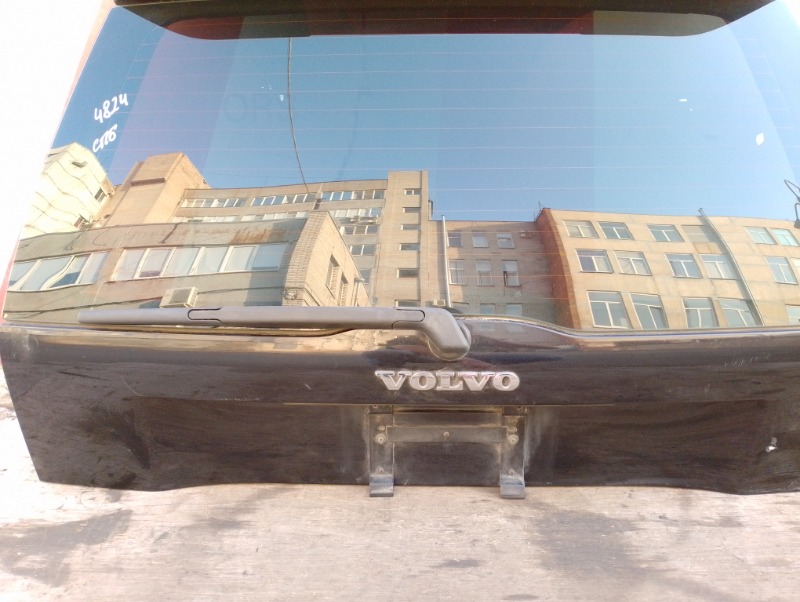 Крышка багажника на Volvo XC90 I / Вольво ХС90 2000-2015г.\nОригинал. Заводская краска, цвет черный.\nВ отличном состоянии. Есть маленькая царапина лкп.\nКонтрактная запчасть из Японии. \nГарантия на установку и проверку.\nОтправим в регионы ТК.\nНа этот 