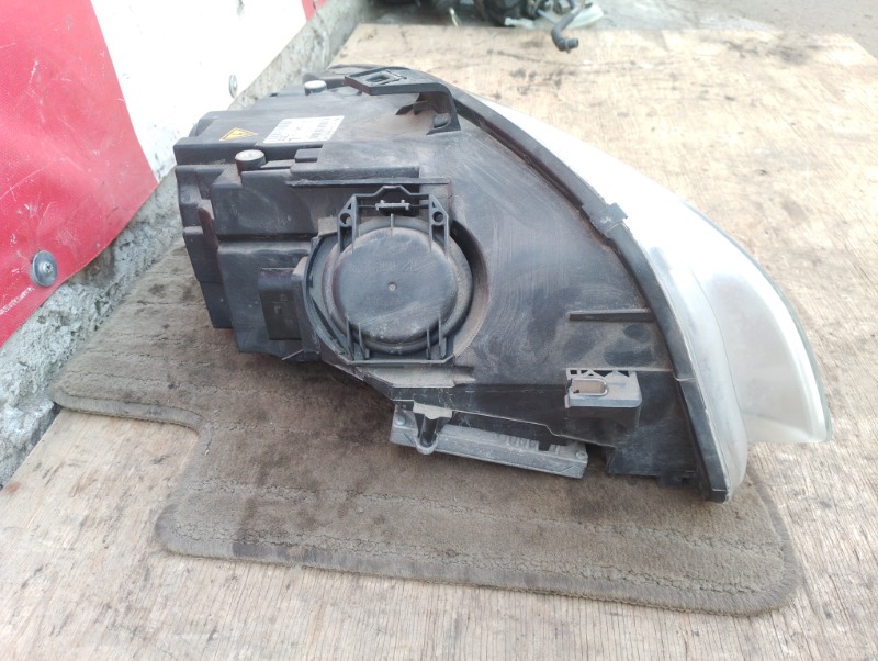 Фара передняя левая на Audi A4 B7 / Ауди А4 Б7 2005-2007г.\nОригинал.\nВ отличном состоянии. Правый руль.\nГарантия на установку и проверку.\nКонтрактная запчасть из Японии. \nОтправим в регионы ТК.\nНа этот автомобиль есть и другие запчасти.