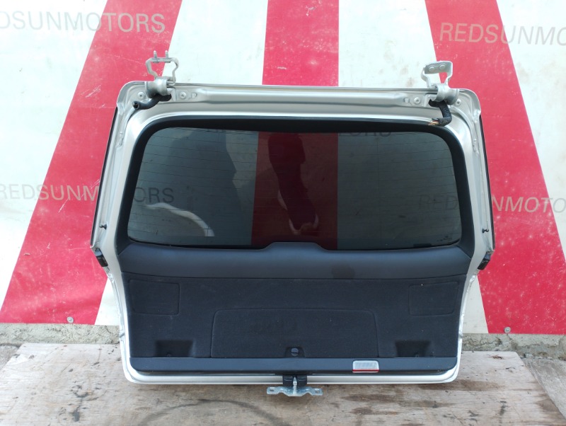 Дверь крышка багажника на Audi A4 B7 / Ауди А4 Б7 2005-2007г.\nОригинал. Заводская краска, цвет кузова серебро, код краски 5B.\nВ отличном состоянии. Есть незначительные дефекты лкп.\nКонтрактная запчасть из Японии. \nГарантия на установку и проверку.\nОт