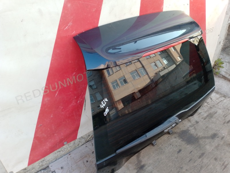 Крышка багажника на Volvo XC90 I / Вольво ХС90 2000-2015г.\nОригинал. Заводская краска, цвет черный.\nВ отличном состоянии. Есть маленькая царапина лкп.\nКонтрактная запчасть из Японии. \nГарантия на установку и проверку.\nОтправим в регионы ТК.\nНа этот 