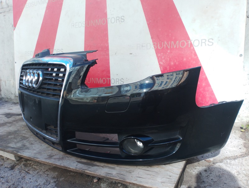 Бампер передний на Audi A4 B7 / Ауди А4 Б7 2005-2007г.\nВ сборе с противо-туманными фарами и решеткой радиатора.\nОригинал. Заводская краска, цвет кузова: черный L8.\nКонтрактная запчасть из Японии. \nВ отличном состоянии. \nЕсть небольшие дефекты лако-кр