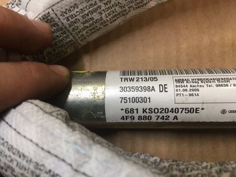 Подушка безопасности AIR BAG / AIRBAG боковая шторка правая на Audi A6 C6 4F / Ауди А6 С6 2006-2012г.\nОригинал.\nВ отличном состоянии. Целая. Без дефектов.\nКонтрактная запчасть из Японии. Отправим в регионы ТК.\nПрименимость:\nAudi A6 [C6 4F] 2004-2011\