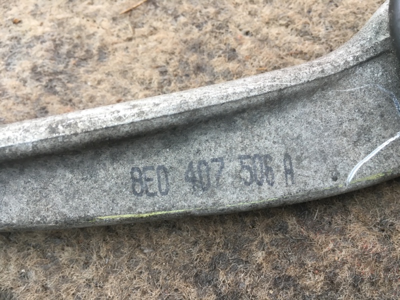 Рычаг передний верхний передний правый на Audi A4 B6 / Ауди А4 Б6 2000-2004г.\nОригинал.\nВ отличном состоянии.\nШаровая целая, без люфта.\nКонтрактная запчасть из Японии. Отправим в регионы ТК.\nПрименимость:\nAudi A4 [B5] 1994-2001\nAudi A4 [B6] 2000-20