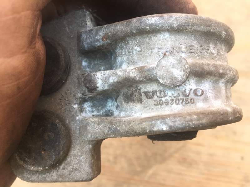 Опора подушка АКПП на Volvo XC70 I CROSS COUNTRY / Вольво ХС70 Кросс Кантри 2000-2007г. Оригинал. В отличном состоянии. Без дефектов. Контрактная запчасть из Японии. Без пробега по РФ. Отправим в регионы ТК.