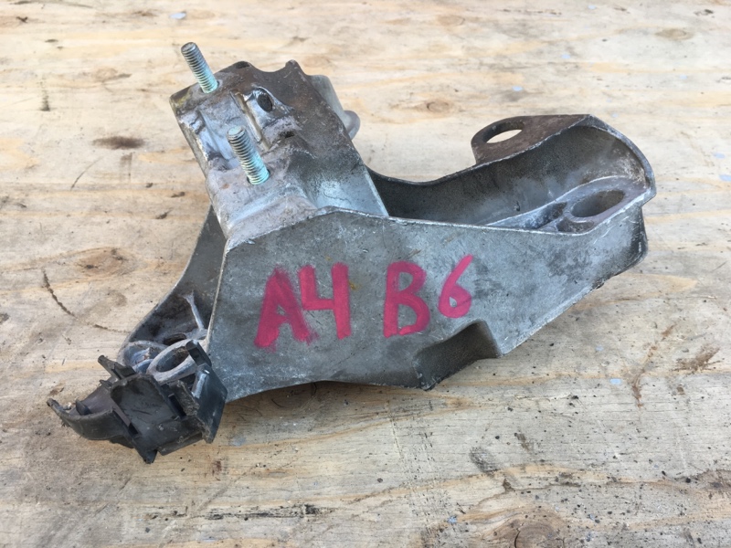Кронштейн двигателя правый на Audi A4 B6 / Ауди А4 Б6 2000-2004г. Оригинал. В отличном состоянии. Без дефектов. Контрактная запчасть из Японии. Отправим в регионы ТК.