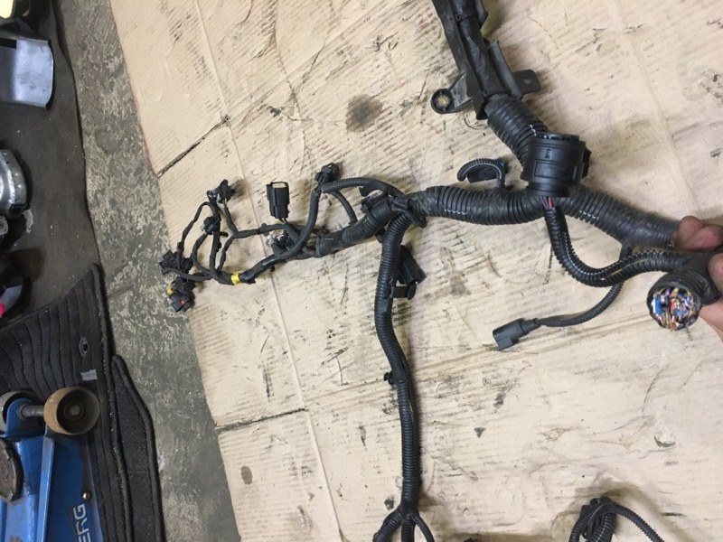 Коса моторная проводка двигателя, жгут проводов двс B4164T 1.6 Turbo на Volvo S60 II / Вольво 60 С60 2 поколение 2010-2018г.\nОригинал.\nВ отличном состоянии. Без дефектов. Все фишки фелые.\nС двигателя B4164T 1.6 литра бензин турбо АКПП.\nКонтрактная зап