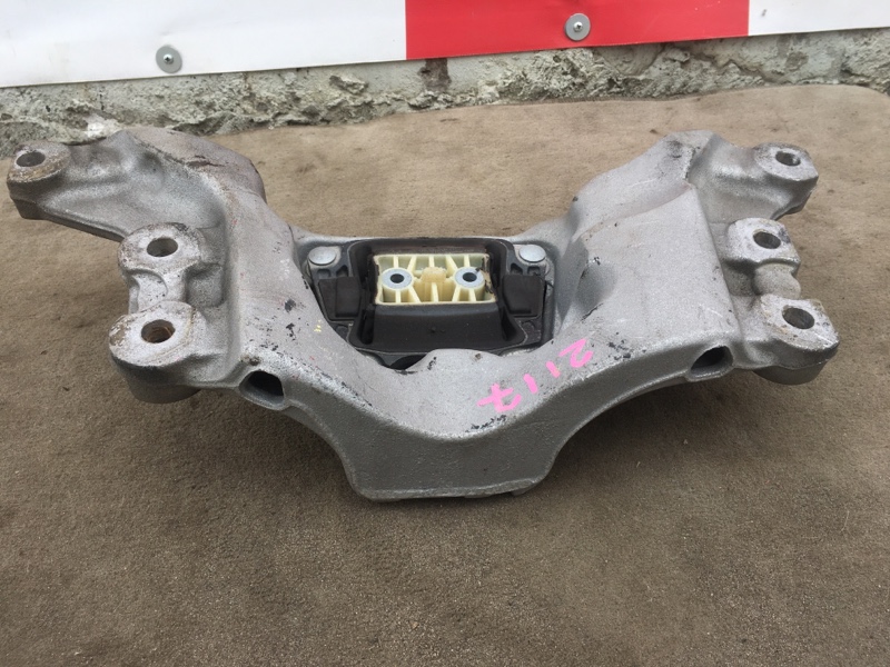 Кронштейн КПП на Audi A6 C6 4F / Ауди А6 С6 2006-2012г. Оригинал.\nВ отличном состоянии, без дефектов и повреждений.\nСайлентблок без трещин.\nКонтрактная запчасть из Японии.\nОтправим в регионы ТК.\nПрименимость:\nAudi A6 [C6,4F] 2004-2011\nAudi Allroad 