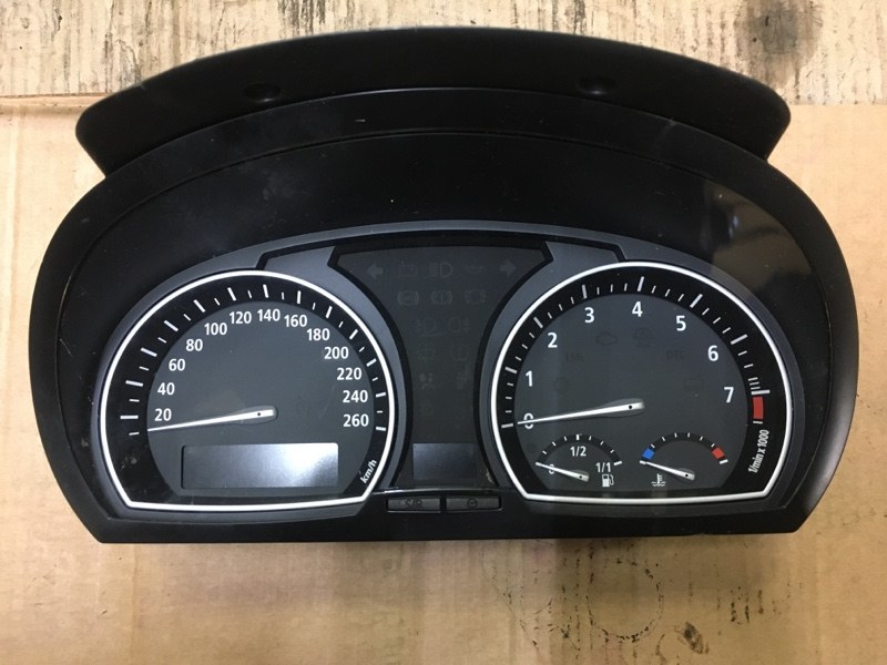 Панель щиток приборов спидометр до 260 км/ч BMW X3 E83 / BMW Х3 Е83 2004-2010г.\nОригинал.\nВ отличном состоянии. Рабочая.\nПробег на панели приборов 83000 км.\nС двигателя N52B25 N52 2.5 бензин АКПП.\nКонтрактная запчасть из Японии. Гарантия на проверку.