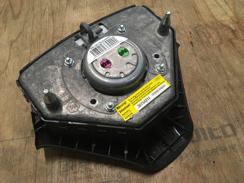 Рулевое колесо руль кожаный 3 спицы на Volvo S60 I / Вольво C60 1 поколение 2000-2009г.\nОригинал.\nВ отличном состоянии.\nКожа целая. Без трещин и дефектов.\nПодушка безопасности в руль на 2 разъема.\nКонтрактная запчасть из Японии. Отправим в регионы ТК