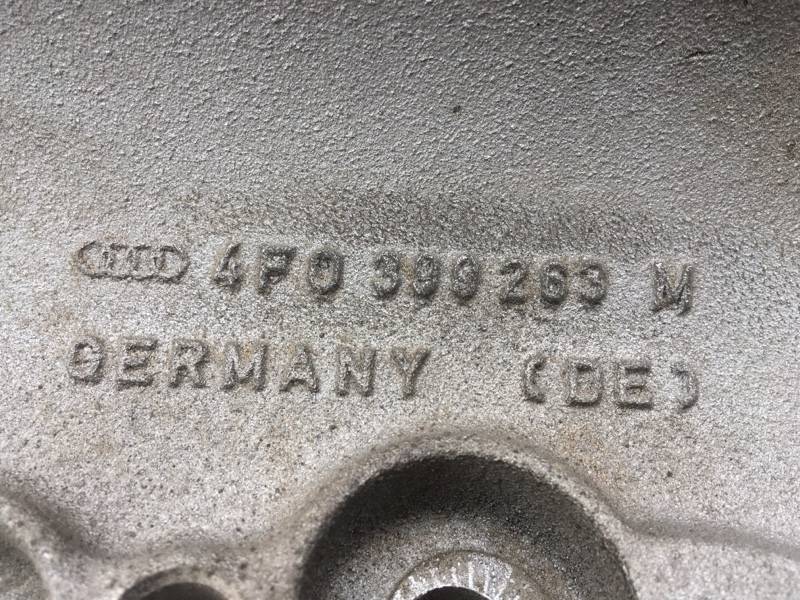 Кронштейн КПП на Audi A6 C6 4F / Ауди А6 С6 2006-2012г. Оригинал.\nВ отличном состоянии, без дефектов и повреждений.\nСайлентблок без трещин.\nКонтрактная запчасть из Японии.\nОтправим в регионы ТК.\nПрименимость:\nAudi A6 [C6,4F] 2004-2011\nAudi Allroad 