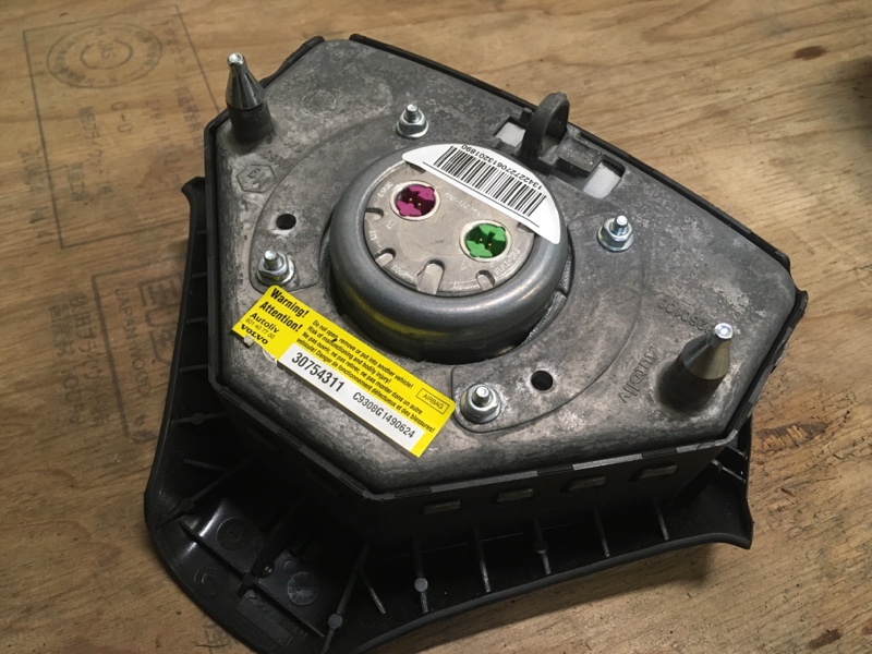Рулевое колесо руль кожаный 3 спицы на Volvo S60 I / Вольво C60 1 поколение 2000-2009г.\nОригинал.\nВ отличном состоянии.\nКожа целая. Без трещин и дефектов.\nПодушка безопасности в руль на 2 разъема.\nКонтрактная запчасть из Японии. Отправим в регионы ТК