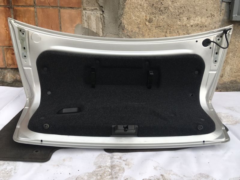Крышка багажника Volvo S80 II / Вольво С80 2 поколение 2006-2016г.\nОригинал.\nВ отличном состоянии. Без коррозии.\nБез спойлера и кнопки открывания багажника.\nКонтрактная запчасть из Японии.\nБез пробега по РФ.\nОтправим в регионы ТК.\nПрименимость:\nVo