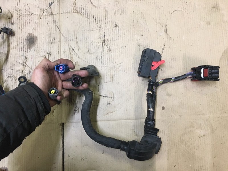 Коса моторная проводка двигателя, жгут проводов двс B4164T 1.6 Turbo на Volvo S60 II / Вольво 60 С60 2 поколение 2010-2018г.\nОригинал.\nВ отличном состоянии. Без дефектов. Все фишки фелые.\nС двигателя B4164T 1.6 литра бензин турбо АКПП.\nКонтрактная зап