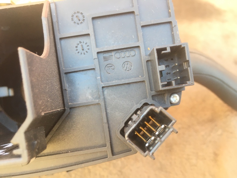 Переключатель поворотов подрулевой в сборе на Audi A6 C6 4F / Ауди А6 С6 2006-2012г. \nОригинал. В отличном состоянии. Рабочий. \nПолный комплект SRS, переключатели, круиз. \nКонтрактная запчасть из Японии. \nОтправим в регионы ТК.