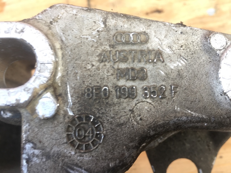 Кронштейн двигателя правый на Audi A4 B6 / Ауди А4 Б6 2000-2004г. Оригинал. В отличном состоянии. Без дефектов. Контрактная запчасть из Японии. Отправим в регионы ТК.