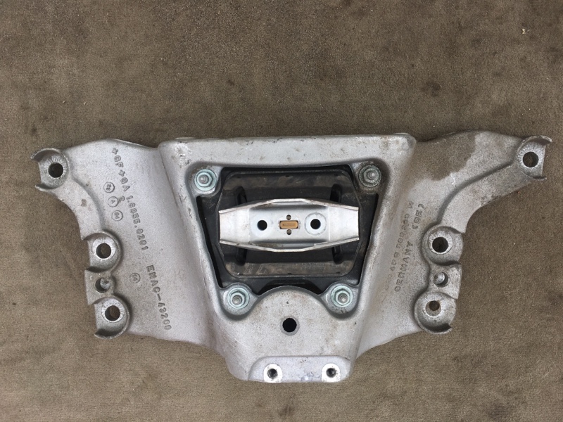Кронштейн КПП на Audi A6 C6 4F / Ауди А6 С6 2006-2012г. Оригинал.\nВ отличном состоянии, без дефектов и повреждений.\nСайлентблок без трещин.\nКонтрактная запчасть из Японии.\nОтправим в регионы ТК.\nПрименимость:\nAudi A6 [C6,4F] 2004-2011\nAudi Allroad 