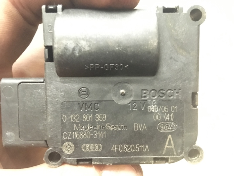 Моторчик заслонки отопителя печки на Audi A6 C6 4F / Ауди А6 С6 2006-2012г.\nОригинал.\nВ отличном состоянии. Рабочий.\nГарантия на установку и проверку. Отправим в регионы ТК.\nПрименимость:\nAudi A6 [C6,4F] 2004-2011\nAudi Allroad quattro 2006-2012\nAud