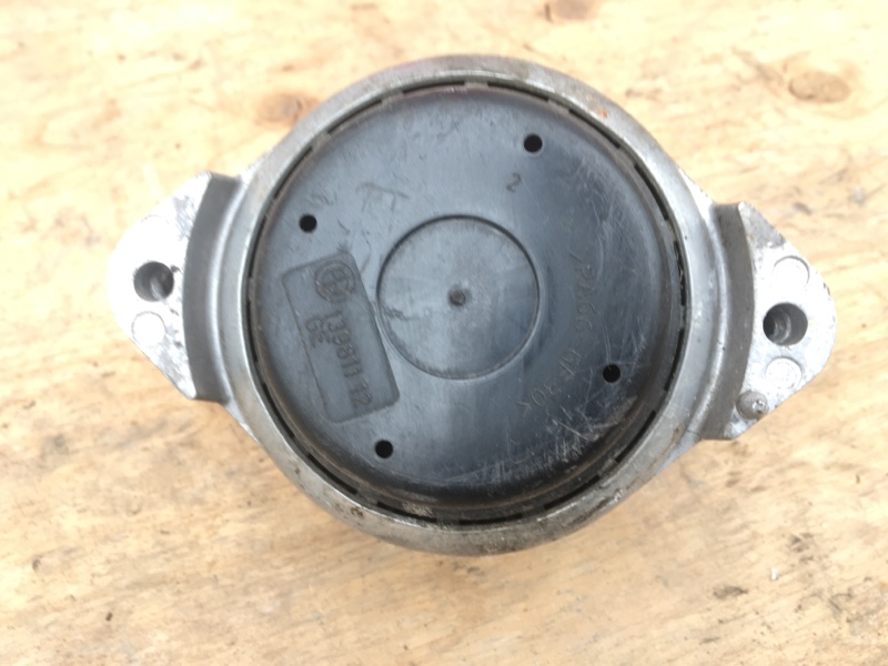 Опора подушка двигателя левая на BMW 3 E90 E91 / БМВ 3 Е90 Е91 2005-2012г.