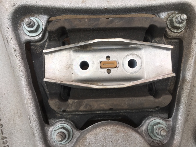 Кронштейн КПП на Audi A6 C6 4F / Ауди А6 С6 2006-2012г. Оригинал.\nВ отличном состоянии, без дефектов и повреждений.\nСайлентблок без трещин.\nКонтрактная запчасть из Японии.\nОтправим в регионы ТК.\nПрименимость:\nAudi A6 [C6,4F] 2004-2011\nAudi Allroad 