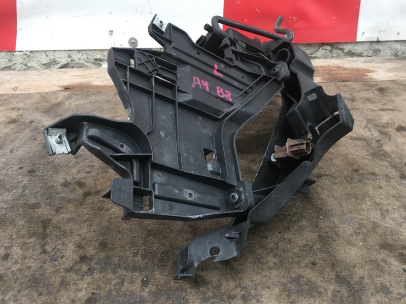 Кронштейн фары левый на Audi A4 B8 / Ауди А4 Б8 2007-2015г. Оригинал. \nВ отличном состоянии. Без дефектов. \nКонтрактная запчасть из Японии. \nОтправим в регионы ТК.