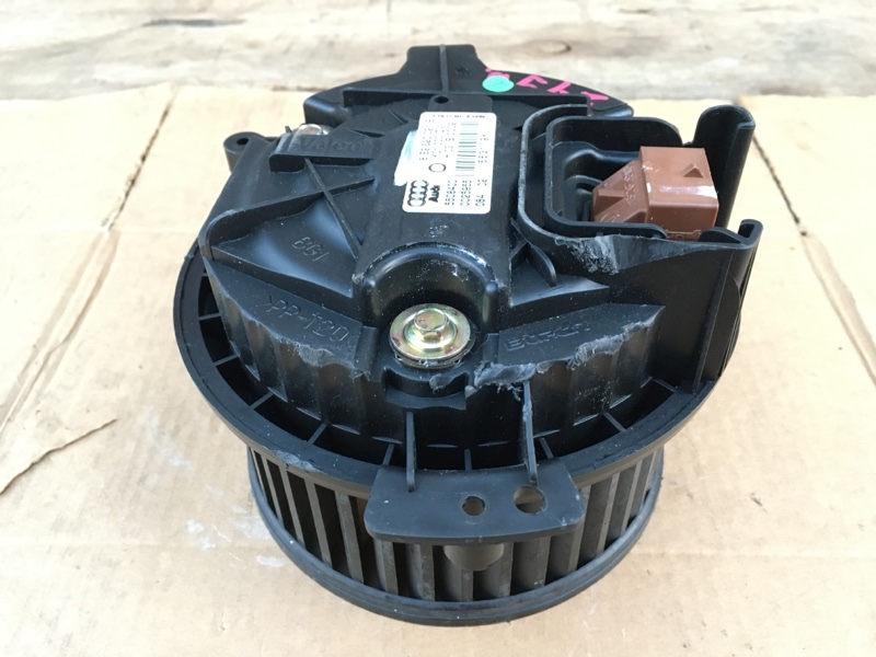 Моторчик отопителя печки на Audi A4 B6 / Ауди А4 Б6 2000-2004г.\nОригинал.\nВ отличном состоянии, рабочий.\nКонтрактная запчасть из Японии.\nГарантия на установку и проверку.\nОтправим в регионы ТК.
