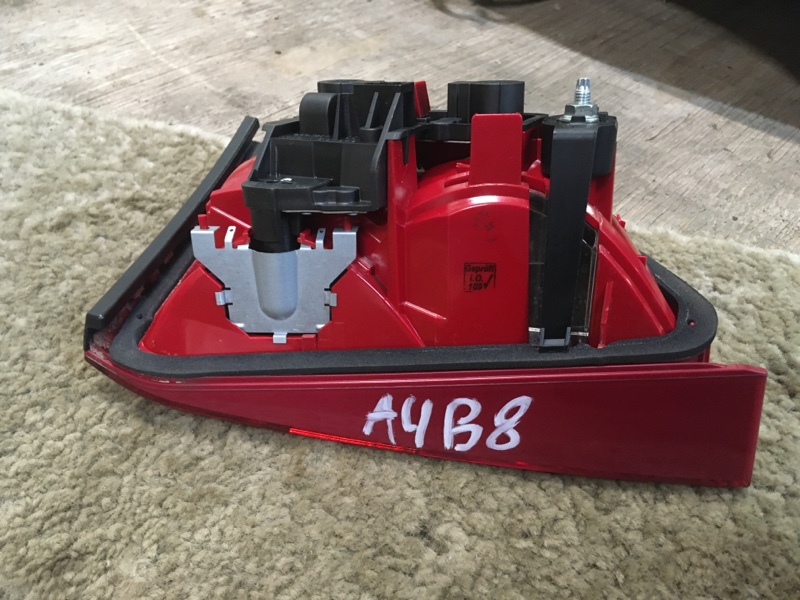 Фонарь задний правый внутренний диодный в крышку багажника на Audi A4 B8 / Ауди А4 Б8 2007-2015г. \nОригинал. \nВ отличном состоянии. Без дефектов. \nКонтрактная запчасть из Японии. \nОтправим в регионы ТК.