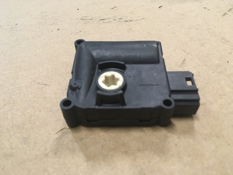 Моторчик заслонки отопителя печки на Audi A6 C6 4F / Ауди А6 С6 2006-2012г.\nОригинал.\nВ отличном состоянии. Рабочий.\nГарантия на установку и проверку. Отправим в регионы ТК.\nПрименимость:\nAudi A6 [C6,4F] 2004-2011\nAudi Allroad quattro 2006-2012\nAud