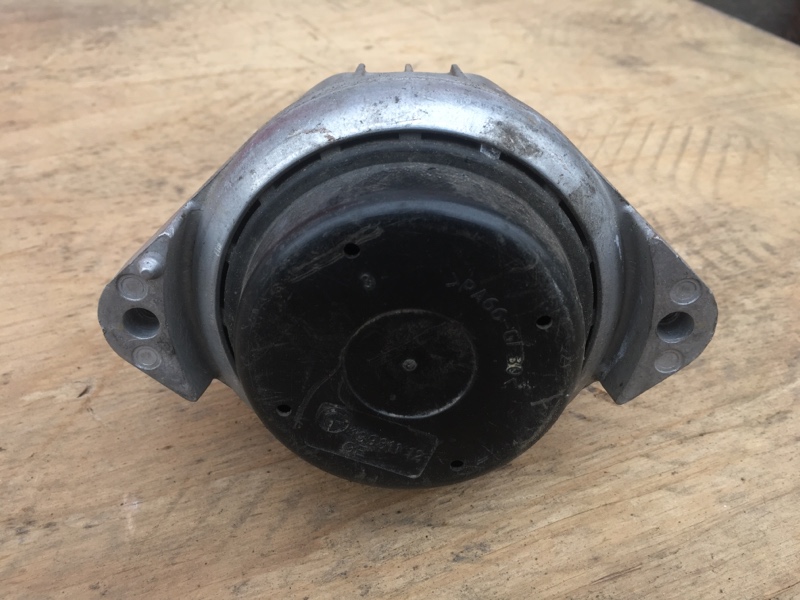 Опора подушка двигателя правая на BMW 3 E90 E91 / БМВ 3 Е90 Е91 2005-2012г.\nОригинал. \nВ отличном состоянии. \nБез дефектов. \nКонтрактная запчасть из Японии. Пробег 85400 км по Японии. \nБез пробега по РФ. \nОтправим в регионы ТК.