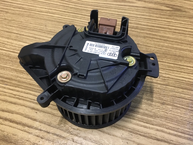Моторчик отопителя печки на Audi A4 B6 / Ауди А4 Б6 2000-2006г.\nОригинал.\nВ отличном состоянии. Без дефектов.\nГарантия на установку и проверку.\nКонтрактная запчасть из Японии. \nОтправим в регионы ТК.\nНа этот автомобиль есть и другие запчасти.