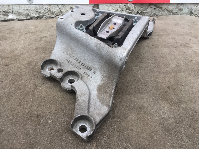 Кронштейн КПП на Audi A6 C6 4F / Ауди А6 С6 2006-2012г. Оригинал.\nВ отличном состоянии, без дефектов и повреждений.\nСайлентблок без трещин.\nКонтрактная запчасть из Японии.\nОтправим в регионы ТК.\nПрименимость:\nAudi A6 [C6,4F] 2004-2011\nAudi Allroad 