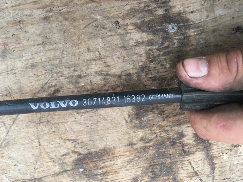 Трос ручного стояночного тормоза на Volvo S60 I / Вольво C60 1 поколение 2000-2009г. Оригинал. В отличном состоянии. Без дефектов и повреждений. Контрактная запчасть из Японии. Отправим в регионы ТК. Применимость: Volvo S60 2000-2009 Volvo V70 2000-2007