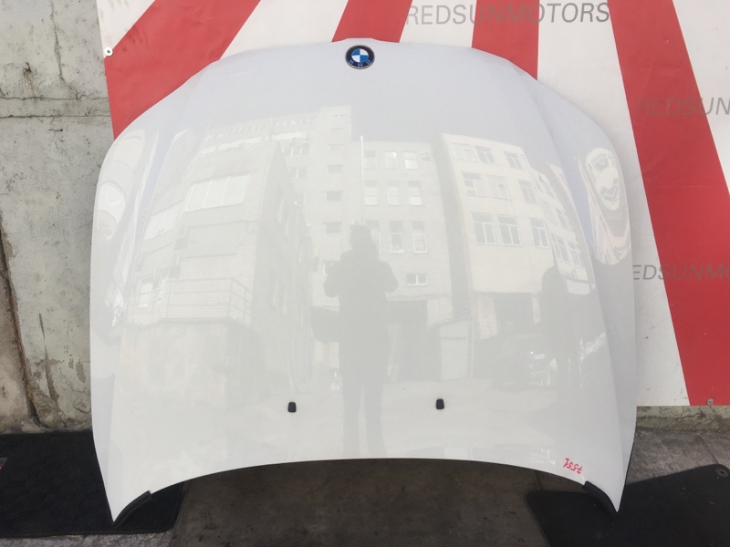Капот белый оригинал БМВ Е60 Е61 / BMW 5 Е60 Е61 2003-2010г.\nОригинал.\nВ отличном состоянии. Без жучков и коррозии.\nКонтрактная запчасть из Японии.\nОтправим в регионы ТК.\nПрименимость:\nBMW 5-Series E60 E61 2003 - 2010г.