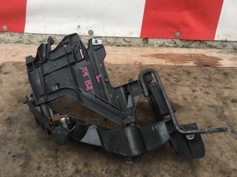 Кронштейн фары левый на Audi A4 B8 / Ауди А4 Б8 2007-2015г. Оригинал. \nВ отличном состоянии. Без дефектов. \nКонтрактная запчасть из Японии. \nОтправим в регионы ТК.