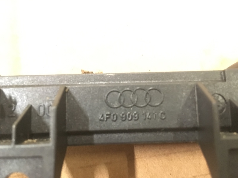 Антенна бесключевого доступа keyless на Audi A6 C6 4F / Ауди А6 С6 2006-2012г.\nОригинал.\nВ отличном состоянии. Рабочая.\nСистема санкционированного доступа и пуска двигателя.\nКонтрактная запчасть из Японии. Гарантия на проверку. Отправим в регионы ТК.
