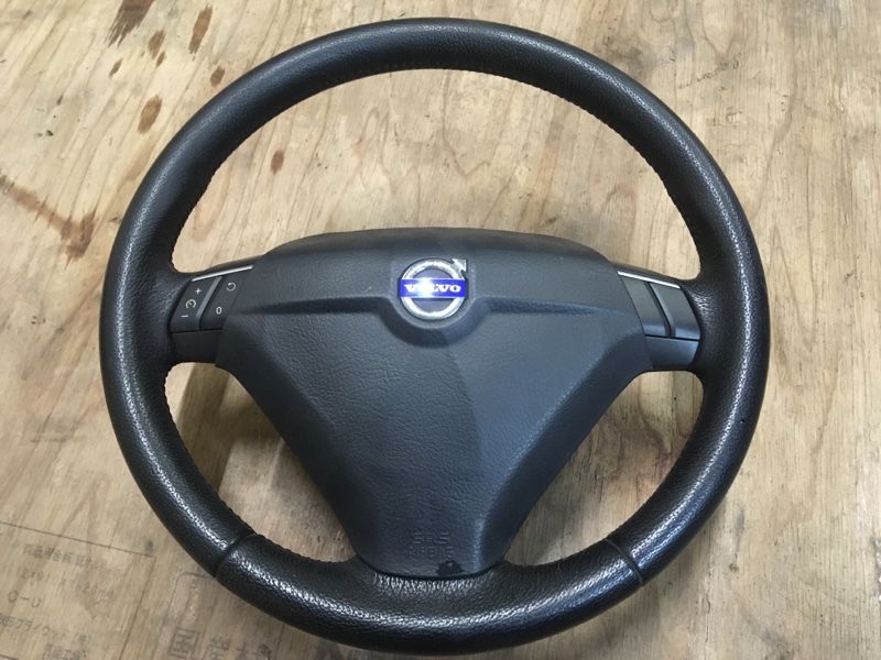 Рулевое колесо руль кожаный 3 спицы на Volvo S60 I / Вольво C60 1 поколение 2000-2009г.\nОригинал.\nВ отличном состоянии.\nКожа целая. Без трещин и дефектов.\nПодушка безопасности в руль на 2 разъема.\nКонтрактная запчасть из Японии. Отправим в регионы ТК