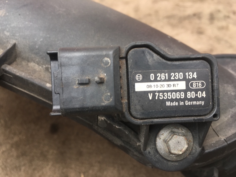 Патрубок интеркуллера на Citroen C4 I 2005-2011 / Ситроен С4 1 рестайлинг 2005-2011г \nОригинал. \nВ отличном состоянии. Без дефектов. \nКонтрактная запчасть из Японии. Без пробега по РФ. \nОтправим в регионы ТК. \nВ комплекте датчик абсолютного давления.