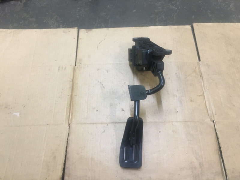 Педаль газа на Audi A6 C6 4F / Ауди А6 С6 2006-2012г.\nОригинал.\nВ отличном состоянии. Рабочая. Без дефектов.\nКонтрактная запчасть из Японии. Гарантия на проверку. Отправим в регионы ТК.