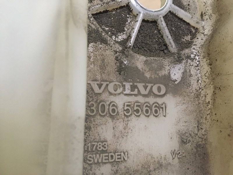 Бачок омывателя лобового стекла на Volvo S60 I / Вольво C60 1 поколение 2000-2009г.\nОригинал.\nВ отличном состоянии. Без дефектов.\nЦена за комплект бачок и моторчик омывателя лобового стекла.\nКонтрактная запчасть из Японии. Отправим в регионы ТК.\nПрим