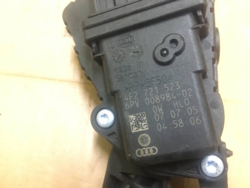 Педаль газа на Audi A6 C6 4F / Ауди А6 С6 2006-2012г.\nОригинал.\nВ отличном состоянии. Рабочая. Без дефектов.\nКонтрактная запчасть из Японии. Гарантия на проверку. Отправим в регионы ТК.