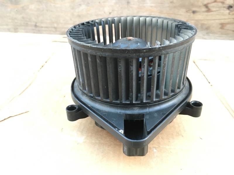Моторчик отопителя печки на Audi A4 B6 / Ауди А4 Б6 2000-2004г.\nОригинал.\nВ отличном состоянии, рабочий.\nКонтрактная запчасть из Японии.\nГарантия на установку и проверку.\nОтправим в регионы ТК.